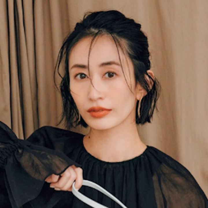 顔まわりの毛束がアクセ代わり