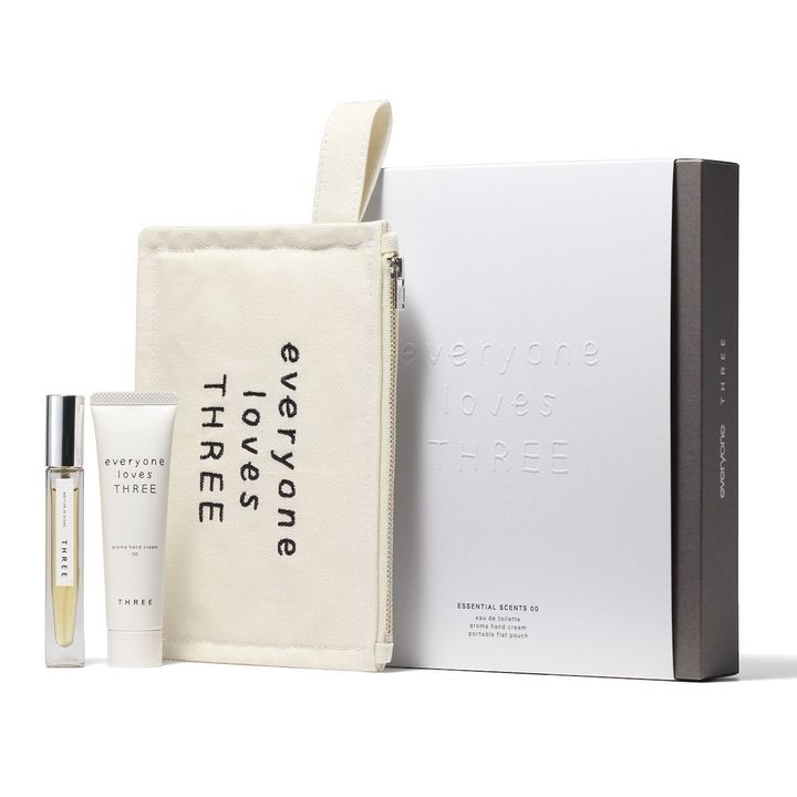 THREE エッセンシャルセンツ 00 × everyone キット ポータビリティ ￥11,000（11月13日より限定発売） ※セット内容／THREE エッセンシャルセンツ 00 9ml、THREE アロマハンドクリーム WS 25g、everyone loves THREE ポータブル フラット ポーチ