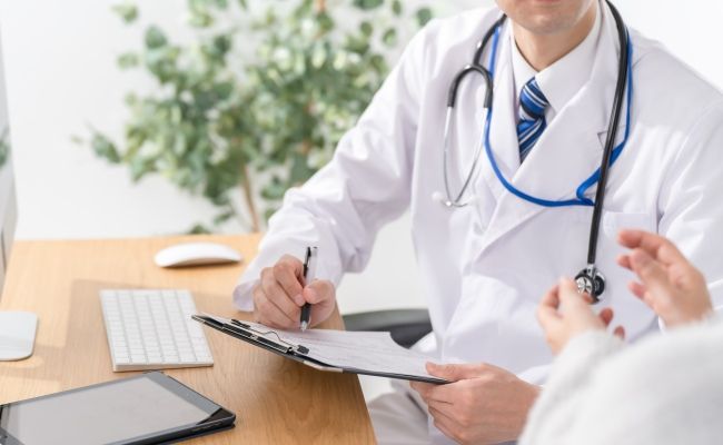 医師の診察を受けているイメージ