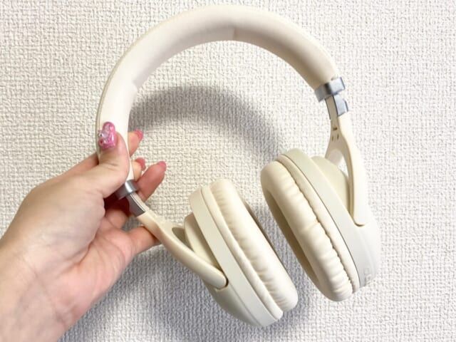 3COINS「EDRワイヤレスヘッドホン」2,750円（税込） （C）まるやま ひろこ 