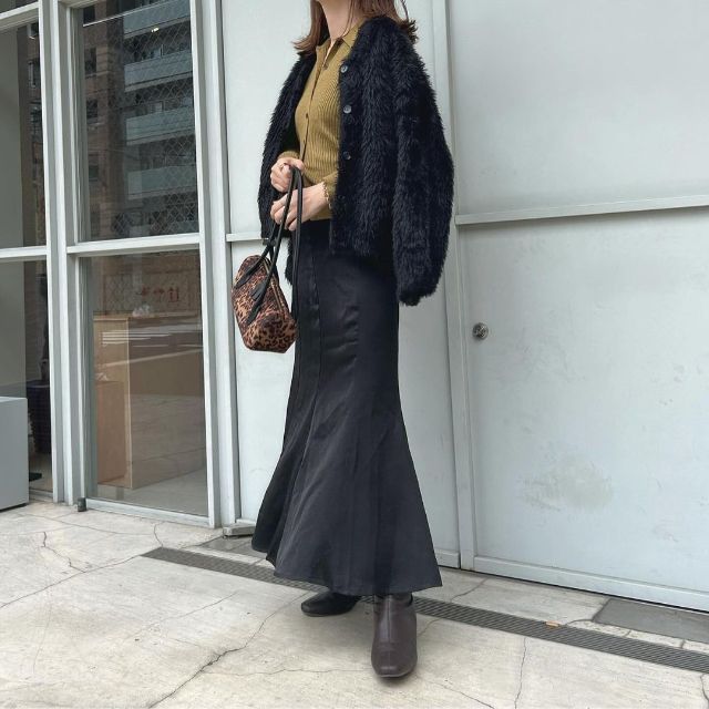 イエローのメリノリブポロカーディガンを着たコーデ