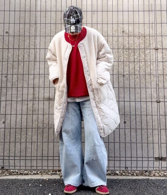 赤のカシミヤクルーネックセーターを着たコーデ