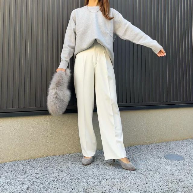 グレーのスフレヤーンクルーネックセーターを着たコーデ