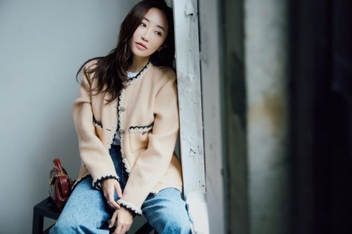 神崎恵さん私服 シャネルのツイードジャケットとデニムの着こなし