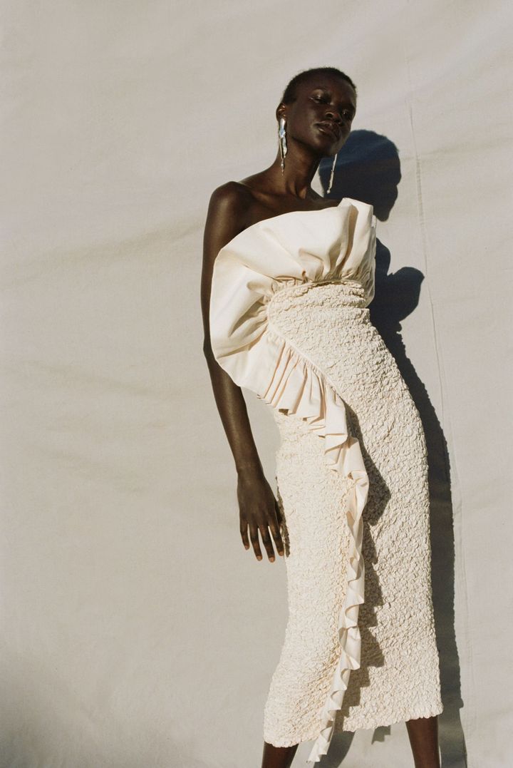 マラ ホフマン 2023年春夏コレクションより。