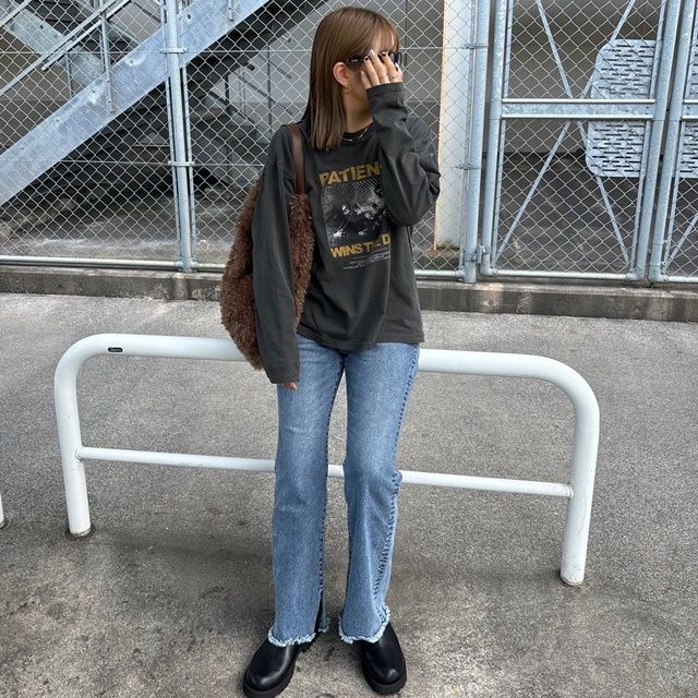 しまむらのブラウンの「エコファーワンショルダーバッグ」×デニムパンツ