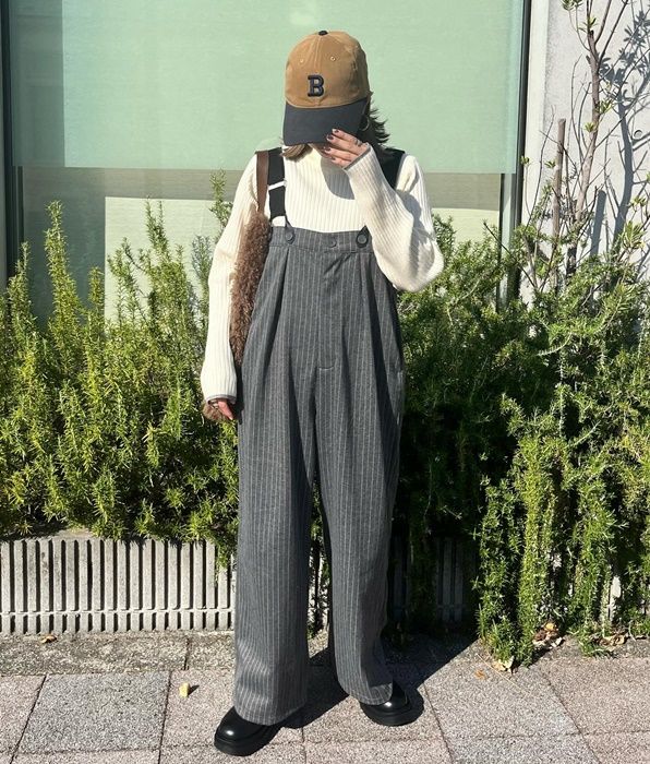 しまむらのブラウンの「エコファーワンショルダーバッグ」×サロペットパンツ