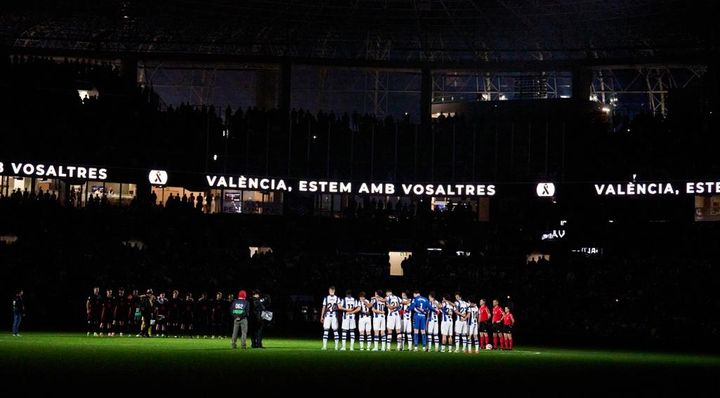 久保建英が暴れたバルセロナ戦、男性ファンに囲まれたぼっちの女性ファンが話題に