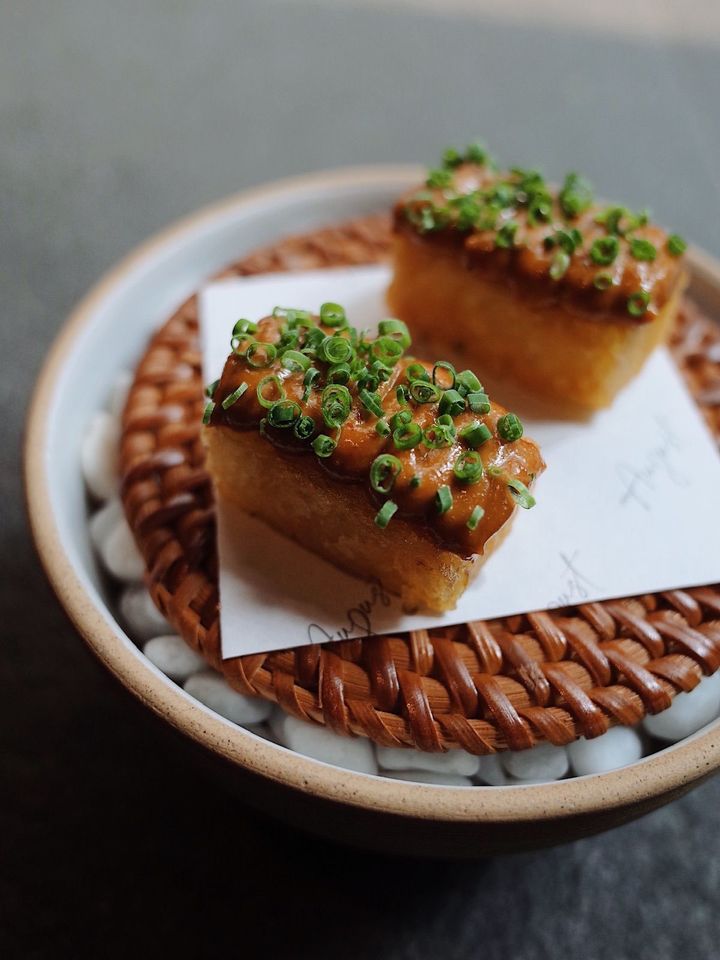 香ばしく揚げたハッシュブラウンに、インドネシアの郷土料理ルンダンをトッピング。