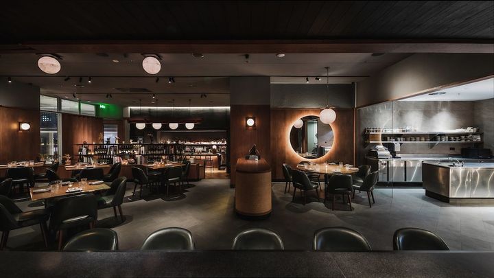 インテリアはジャカルタを拠点とする新進気鋭のスタジオ、ビッテ・デザインが担当。