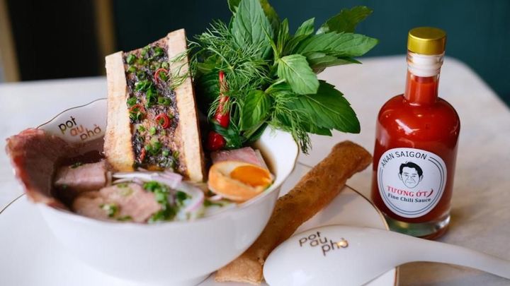 牛骨入りのビーフのフォー。上質な旨みを含んだスープが絶品。