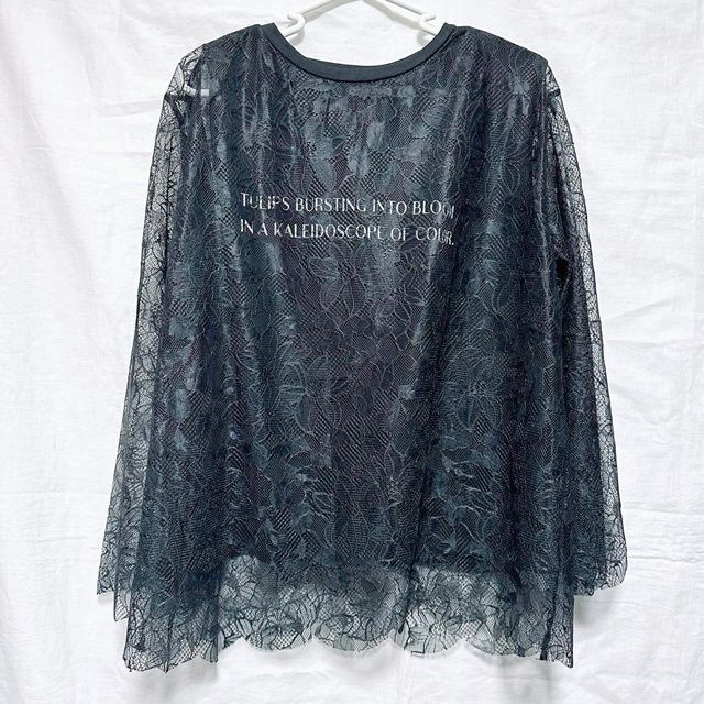 しまむら「花シアー英字Tシャツ」