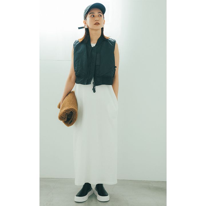 白ワンピ×黒ジレコーデの優木まおみさん