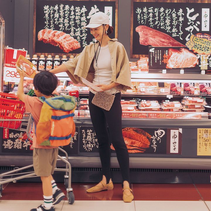 シャツ×レギンスコーデの浅見れいなさん