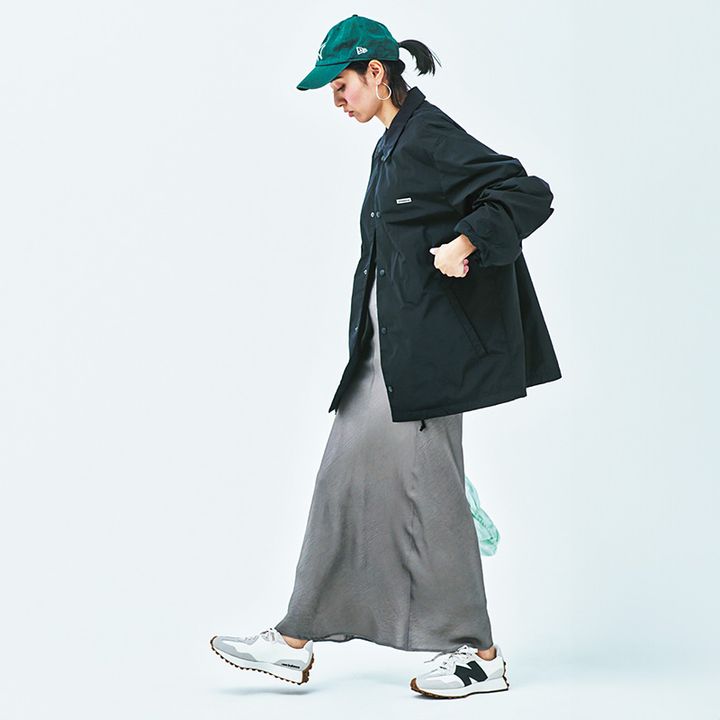 コーチジャケット×スカートコーデの岡本あずささん