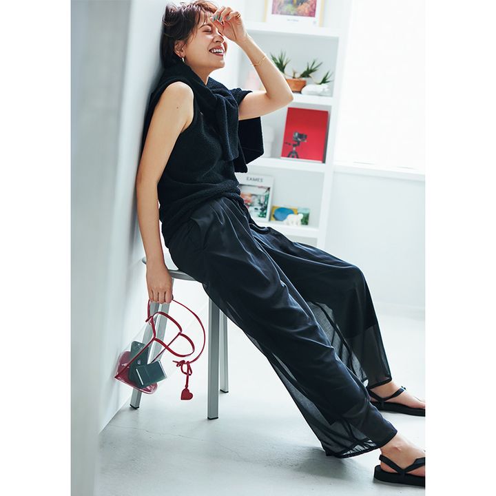 黒トップス×黒パンに黒カーデを肩掛けした青木裕子さん