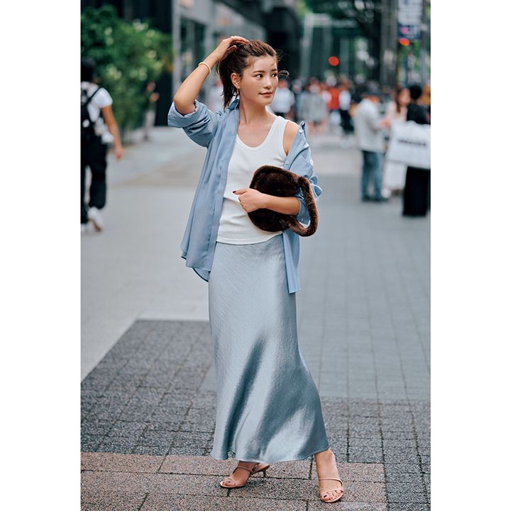 シャツ×サテンスカートコーデの咲和希さん