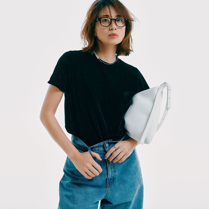 ベロアT×ジーンズコーデの東原亜希さん