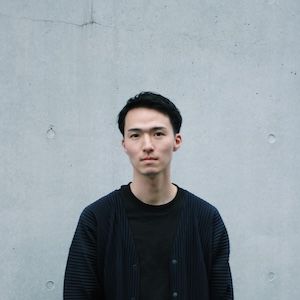 日用品図鑑：The Youth代表・佐藤岳歩の愛用する〈カリモク〉のコーナーテーブルetc.