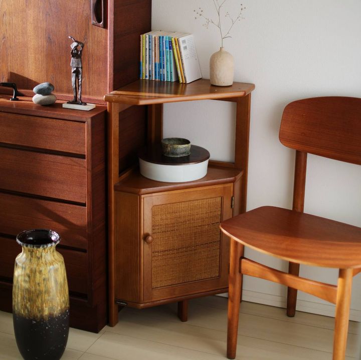 〈カリモク〉のコーナーテーブル