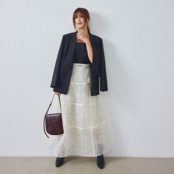 プランクプロジェクトのチュールが2枚重ねになったレーススカートにジャケットを合わせた甘辛コーデ