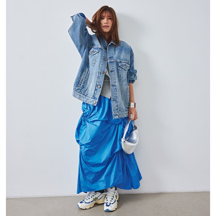 HeRIN.CYEのギャザーとタックデザインが施されたブルーのナイロンスカートにGジャンを合わせたカジュアルコーデ