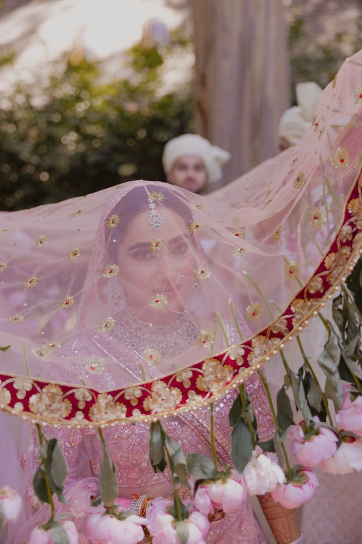 ヴェールの刺繍は家族が施した。