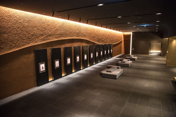 アイヌ民族の勇ましい姿、広大な大地や豊かな自然を表現した土壁のアートワーク。（ポルトムインターナショナル北海道）