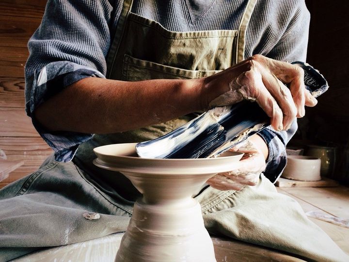 唐津焼のろくろは回転が速いのが特徴で、無心になって作品を創り続ける自分に向いていると語る。