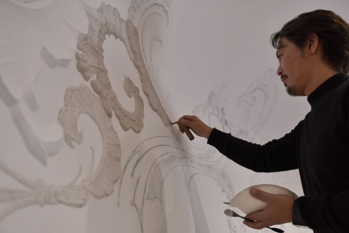 ふだんは見ることができない風も、水面を通り過ぎる一瞬は見ることができる。それを鏝で表現しているという。