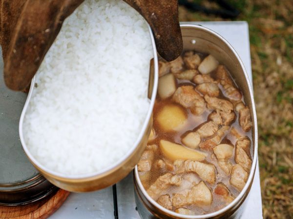 キャンプのサボリ飯レシピを紹介！ずぼらでも簡単に作れるルーロー飯が美味しすぎる！