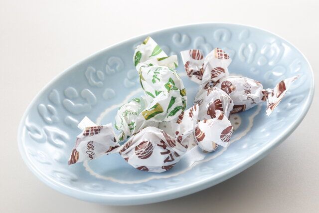 セリアのオーバルプレート ペールレパードにお菓子を乗せた様子