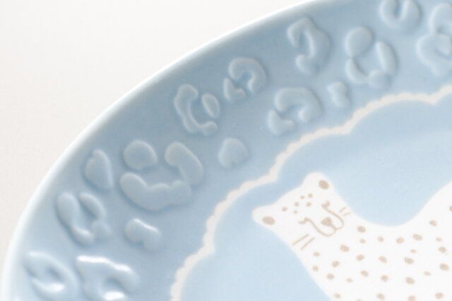 セリアのオーバルプレート ペールレパードのデザイン