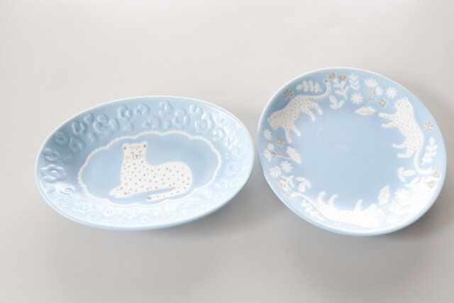 セリアのオーバルプレート ペールレパードとプレートM ペールレパード