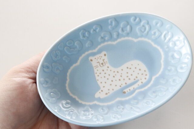 セリアのオーバルプレート ペールレパード