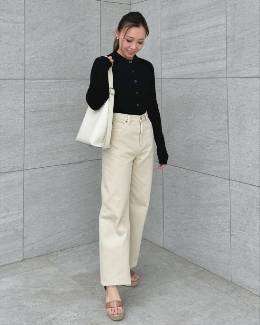 ブラックのメリノリブポロカーディガンを着たコーデ