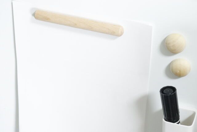 ダイソーのナチュラルな木製マグネット（2個）と木製マグネットバー（長さ約12.8cm）