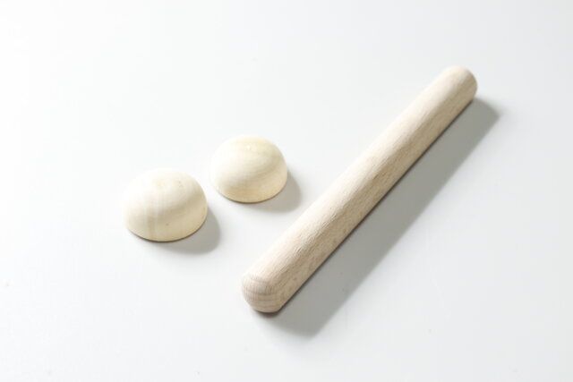 ダイソーのお洒落な木製マグネット（2個）と木製マグネットバー（長さ約12.8cm）