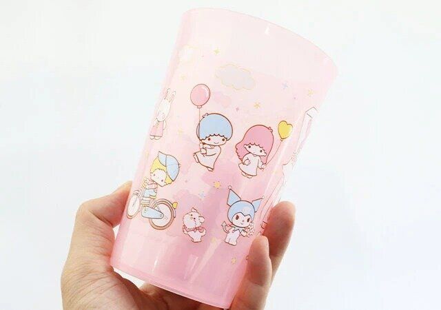 ダイソー タンブラー M／X ギフト、タンブラー M／X 手つなぎ 手に持つ