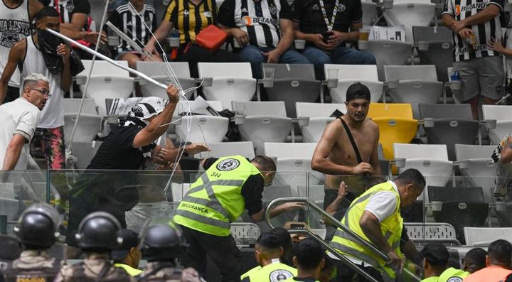 爆弾事件でカメラマンが指3本骨折・腱断裂して緊急手術…スター選手も激怒「許されない！」