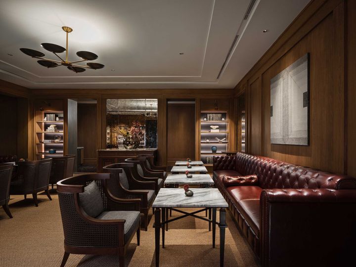 エントランスの先にはくつろげるライブラリーが。Photo_ PanoramicStudio