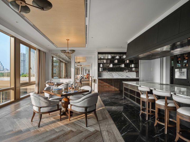 リバービューを臨む店内。Photo_ PanoramicStudio