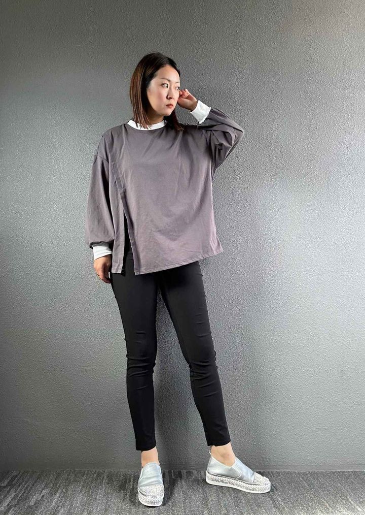 画像: スリット入りトップスでカジュアルに