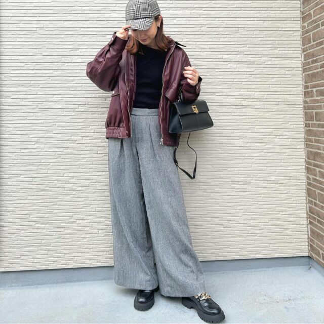 オーバーサイズコーティングジャケット×UNIQLO：Cのダークグレーの「ツイードタックワイドパンツ」