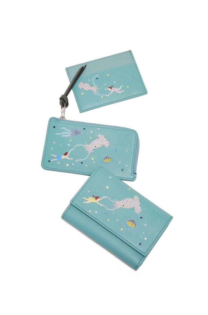 上 深海 プレーン カードホルダー¥55,000 中 深海 コインカードホルダー ¥69,300 下 深海 バーティカル ウォレット スモール ¥105,600