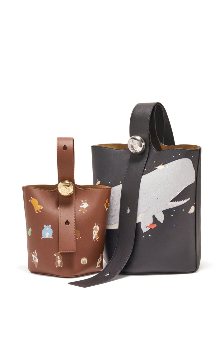 左ハムスターペブルバケットバッグ ミニ ¥343,200 右クジラ ペブルバケット バッグ ¥412,500