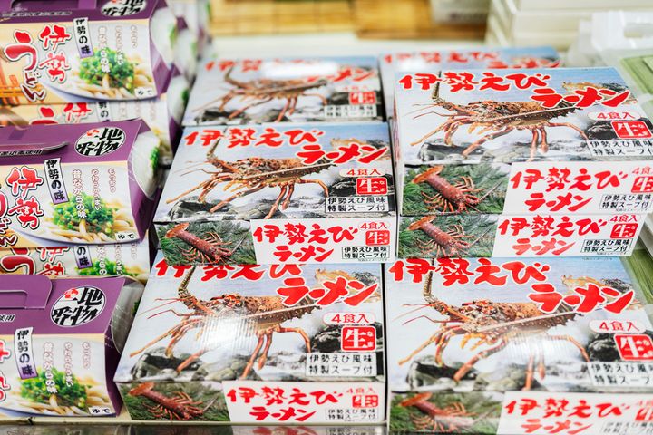 道の駅〈伊勢志摩物産館 ささゆりの郷〉に並ぶお土産