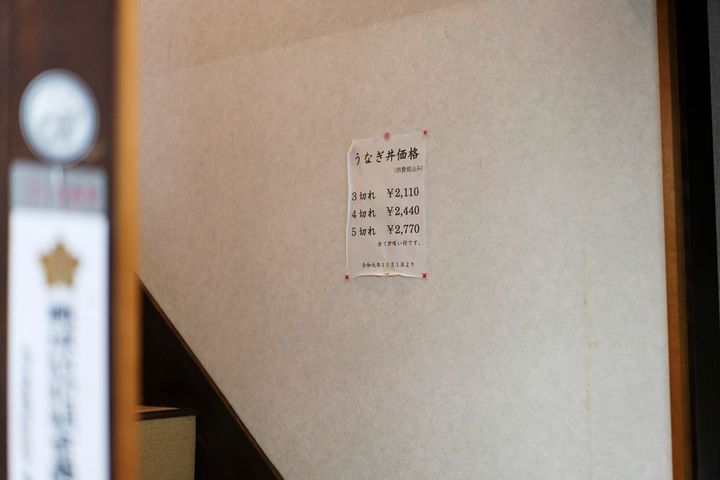 階段に貼られたメニュー