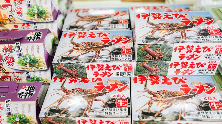 道の駅〈伊勢志摩物産館 ささゆりの郷〉に並ぶお土産