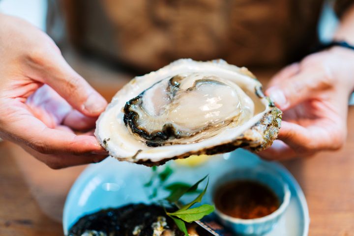 〈的矢かきテラス〉の岩牡蠣